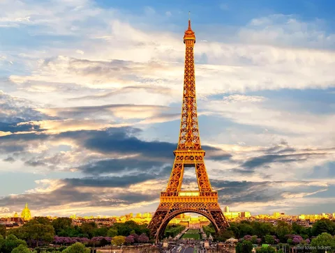 Biglietti Torre Eiffel con ascensore: visitatori in salita verso il secondo piano