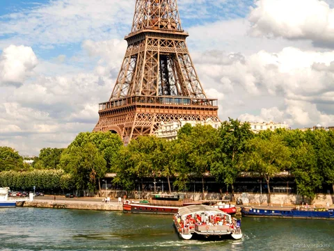 Biglietti Torre Eiffel con crociera sulla Senna: la torre vista dal fiume