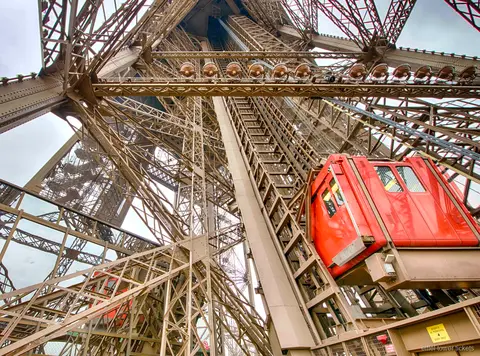 Battello sulla Senna che passa davanti ai monumenti di Parigi