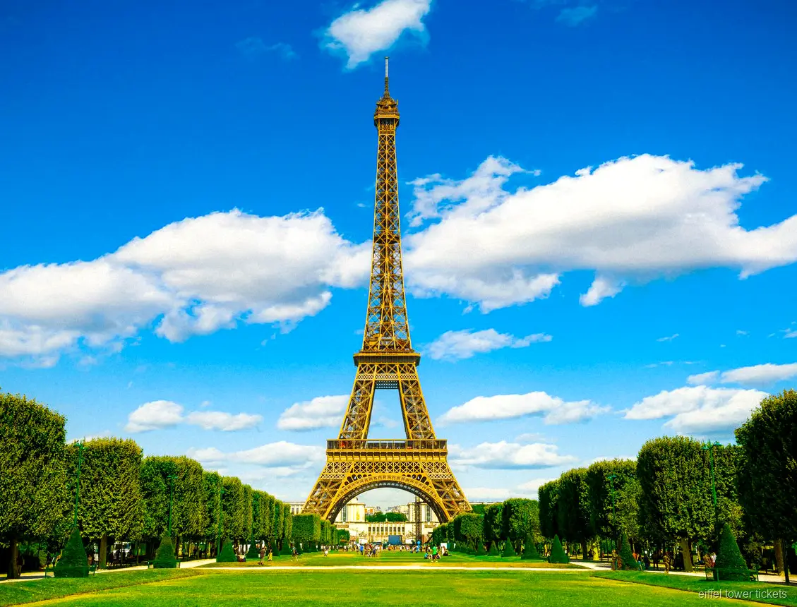 Biglietti Torre Eiffel con visita guidata: guida e gruppo accanto alla torre