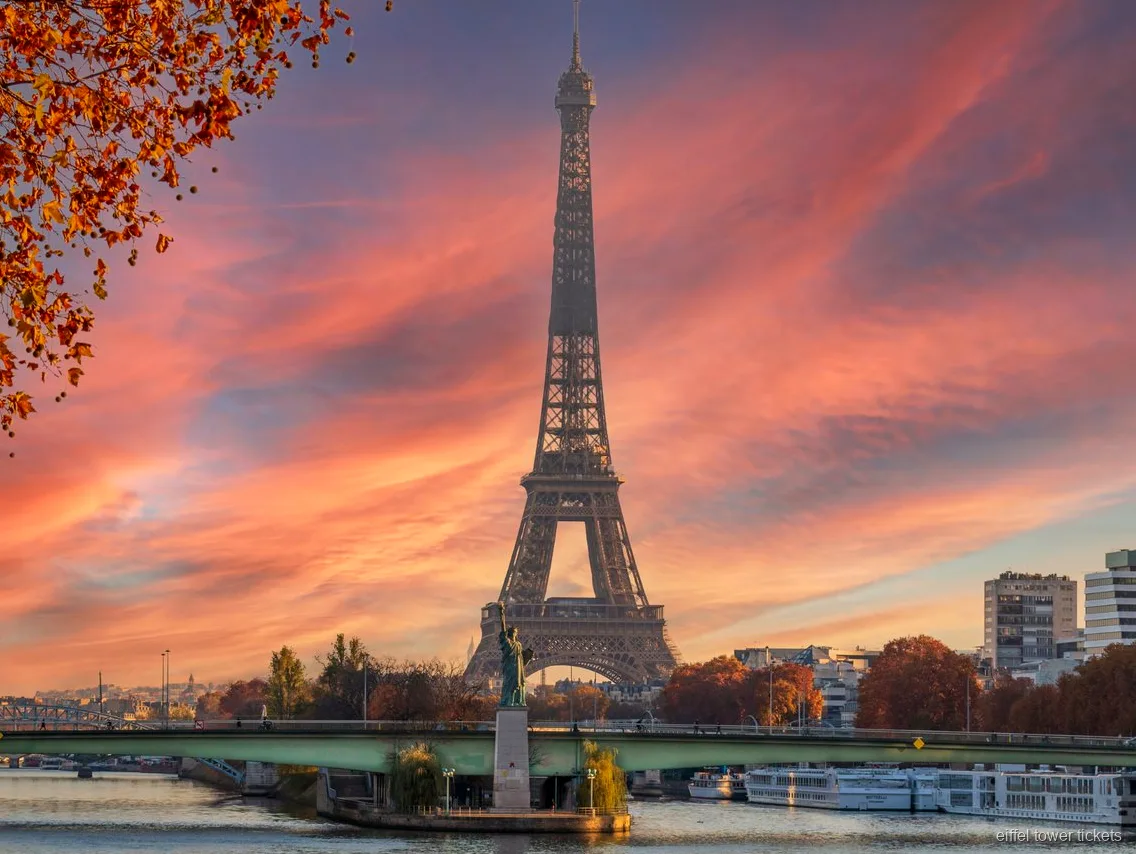 Passadiço transparente no primeiro andar da Torre Eiffel