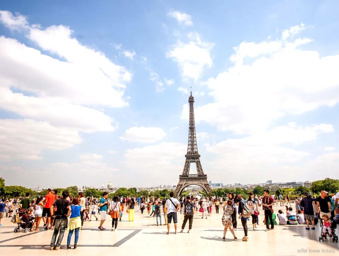 Visitantes no segundo andar da Torre Eiffel com bilhetes combo