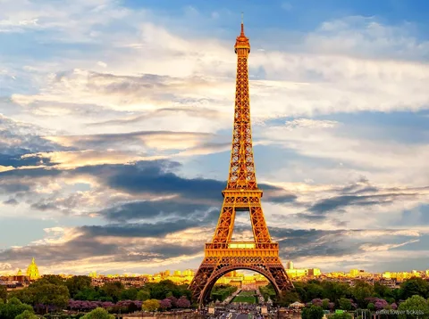 Bilhetes de elevador da Torre Eiffel: visitantes a subir ao segundo andar