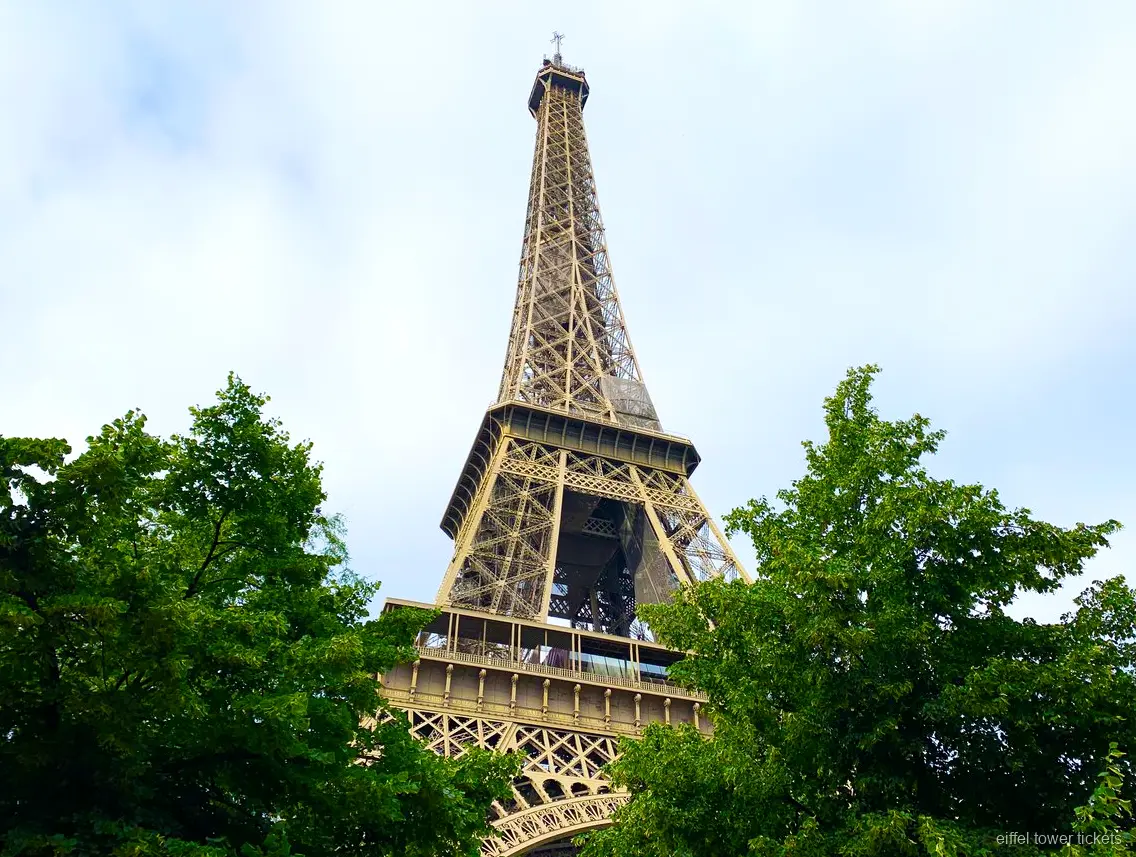 Visitantes com bilhetes da Torre Eiffel a apreciar a vista do topo
