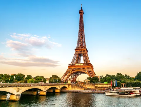 Bilhetes da Torre Eiffel pelas escadas: visitantes na escadaria da torre