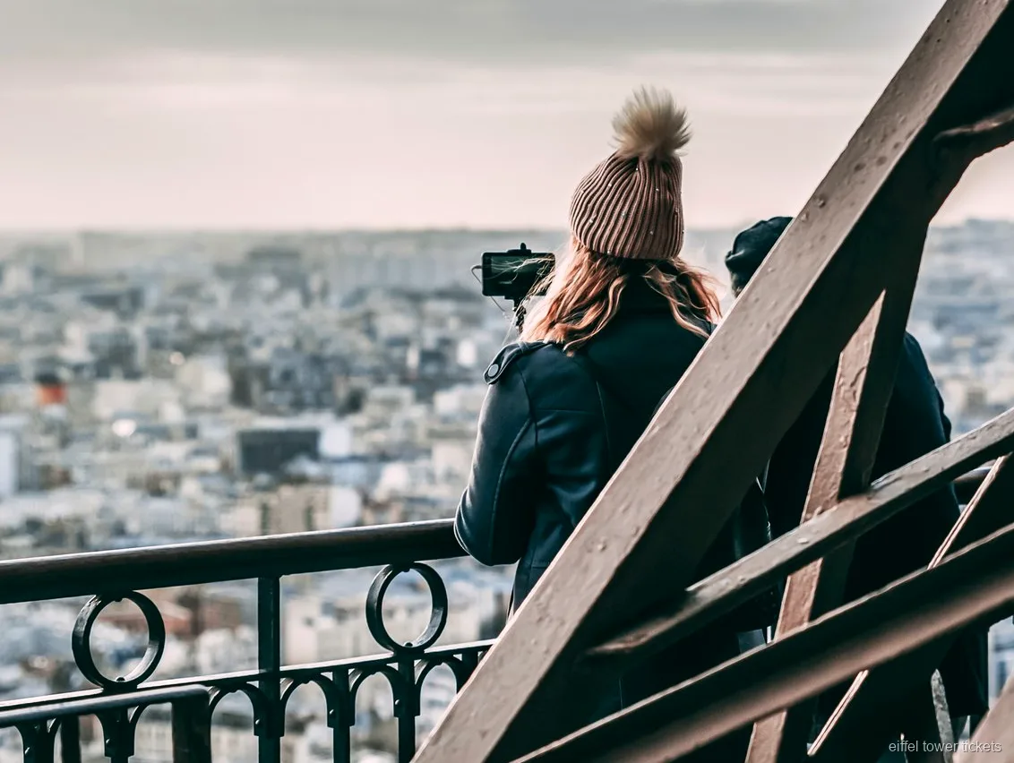 Piso de vidro no primeiro nível da Torre Eiffel
