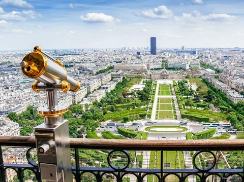 Bilhetes Torre Eiffel: a torre a erguer-se sobre Paris num dia limpo
