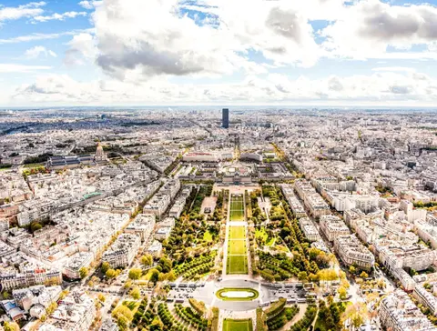 Visitantes no miradouro da Torre Eiffel com bilhetes para o segundo andar
