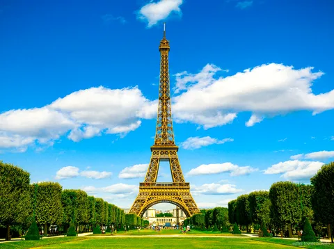 Bilhetes de visita guiada da Torre Eiffel: guia e grupo junto à torre