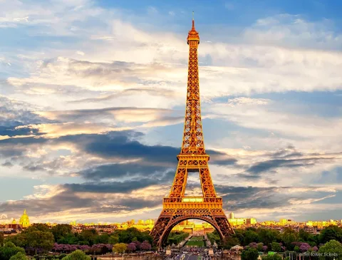 Billet Tour Eiffel ascenseur : visiteurs en route vers le deuxième étage