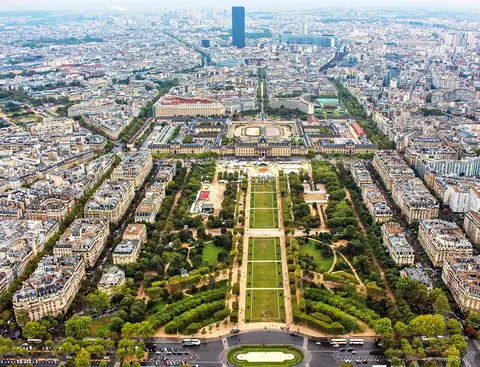 Vue sur Paris depuis les escaliers de la tour Eiffel pendant une montée guidée