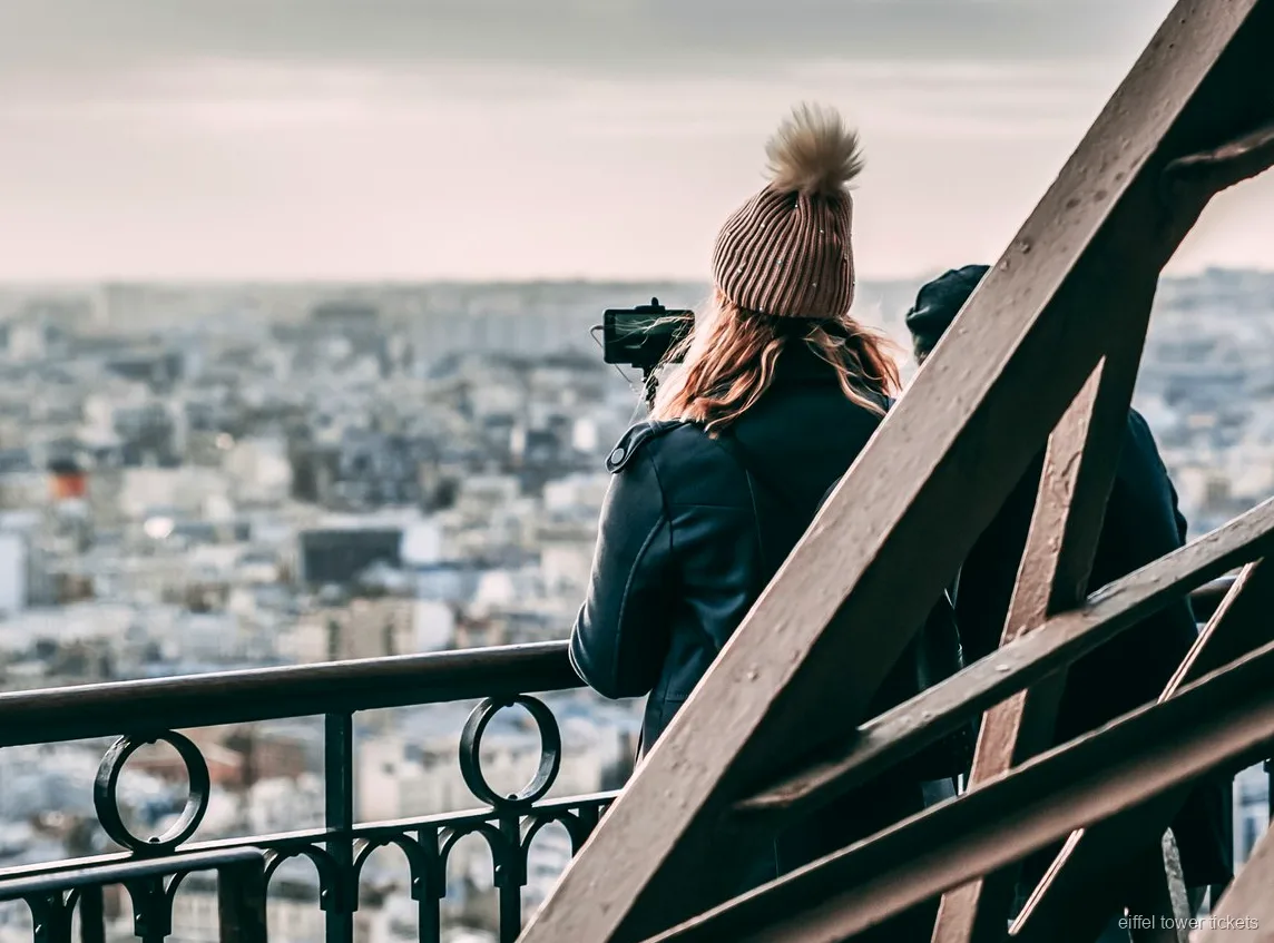 Plancher de verre au premier niveau de la tour Eiffel