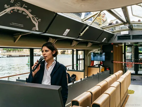 Cruzeiro no Sena a partir da Torre Eiffel com vista das pontes de Paris