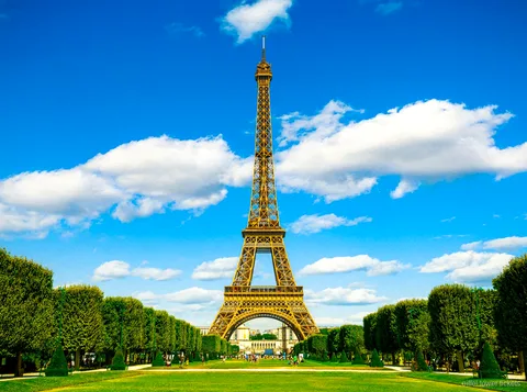 Eiffel Tower guided tour tickets: guide and group beside the tower