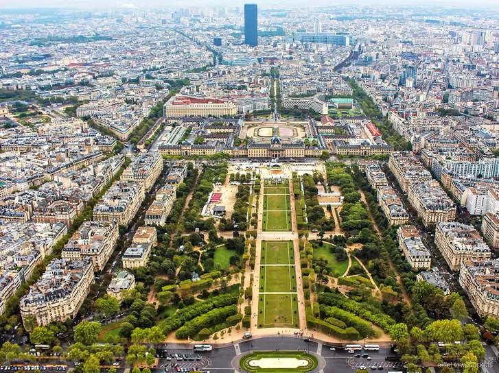 Udsigt over Paris fra trapperne i Eiffeltårnet under en guidet klatring