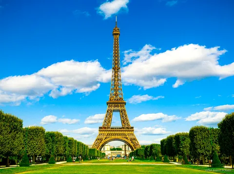 Eiffeltoren rondleiding tickets: gids en groep naast de toren