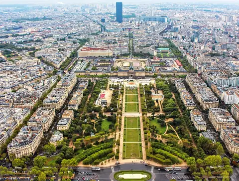 Uitzicht op Parijs vanaf de trap van de Eiffeltoren tijdens een beklimming met gids