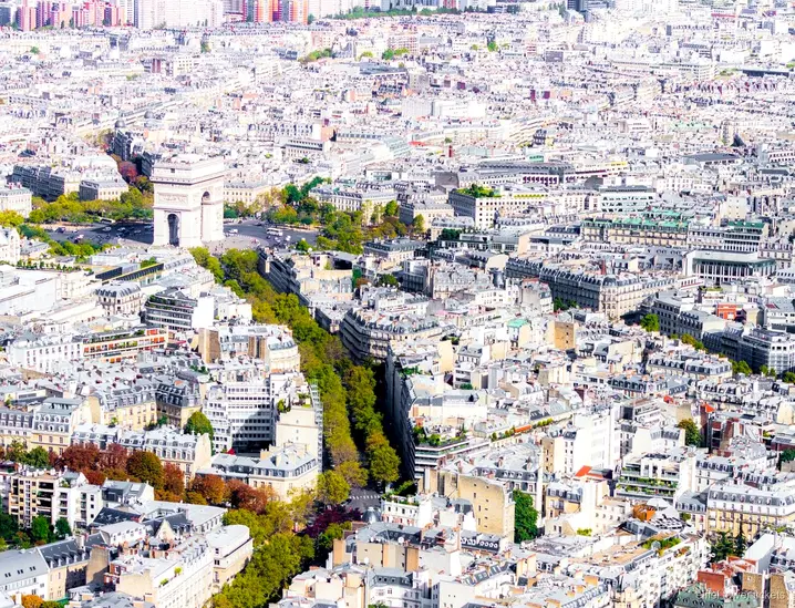 De skyline van Parijs gezien vanaf de top van de Eiffeltoren