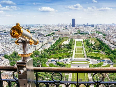 Biljetter till Eiffeltornet: tornet reser sig över Paris en klar dag