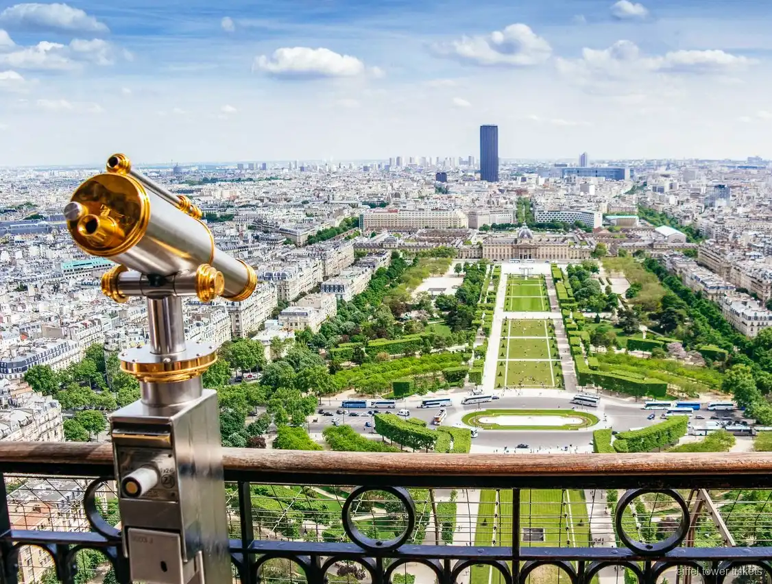Biljetter till Eiffeltornet: tornet reser sig över Paris en klar dag