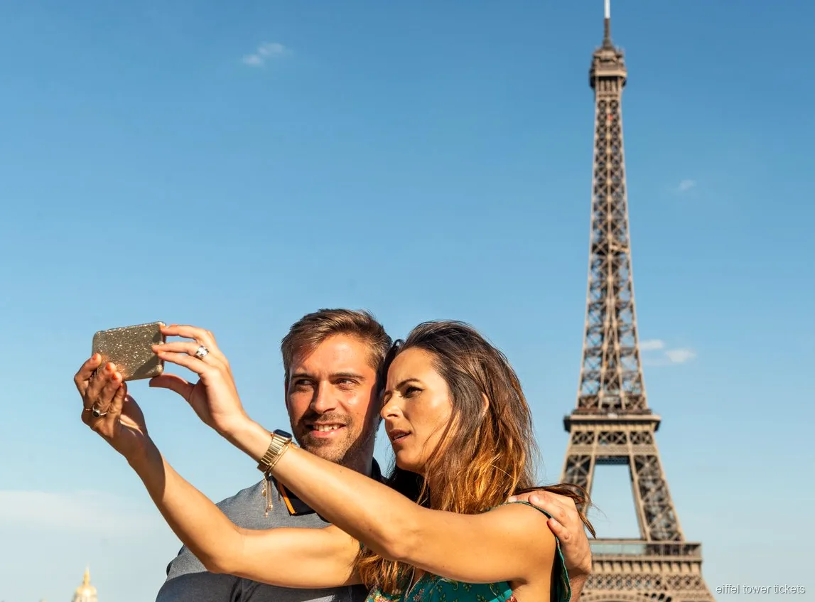 Biljettinnehavare till Eiffeltornet blickar ut över Seine