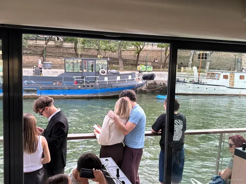 Passagerare på övre däck under en kryssning från Eiffeltornet på Seine