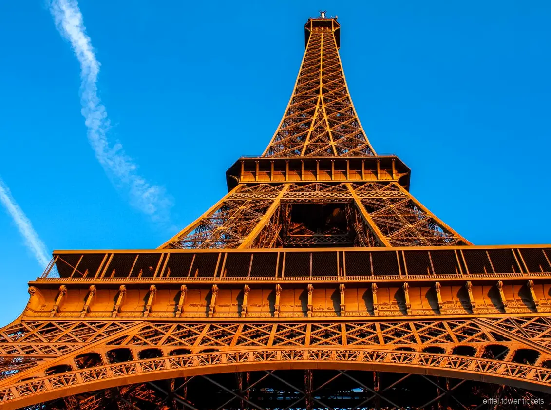 Paris silhuett från Eiffeltornets andra våning efter trappklättringen