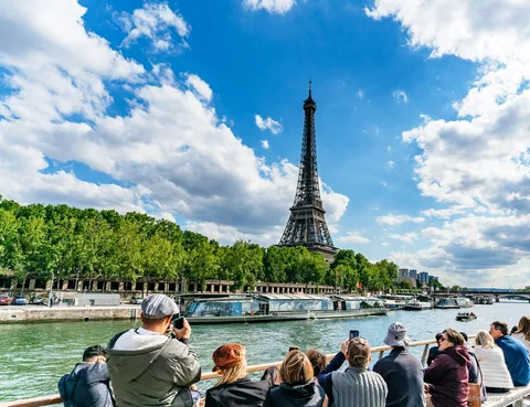 Eiffelturm Seine Bootsfahrt: Ausflugsboot am Turm vorbei