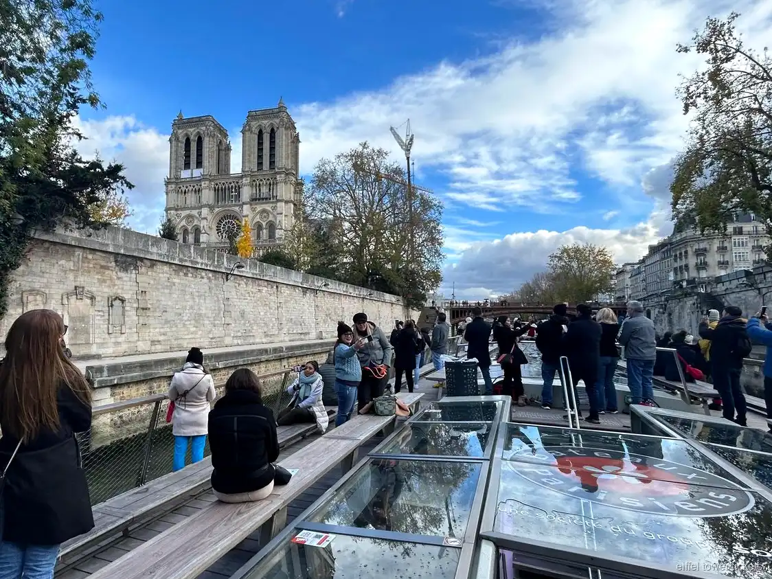 Eiffelturm Bootsfahrt Tickets: Blick auf Notre-Dame vom Fluss