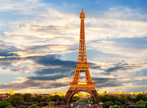 Entradas Torre Eiffel en ascensor: visitantes subiendo al segundo piso