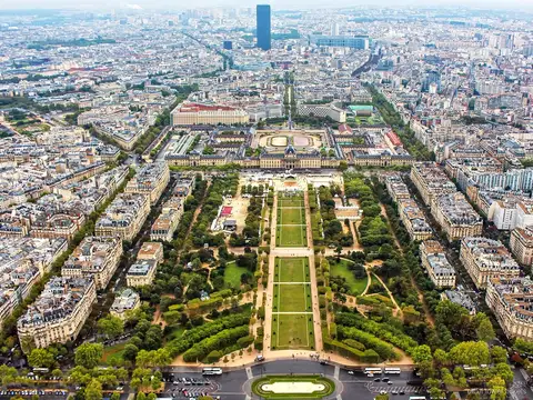 Vista de París desde las escaleras de la Torre Eiffel durante la subida guiada