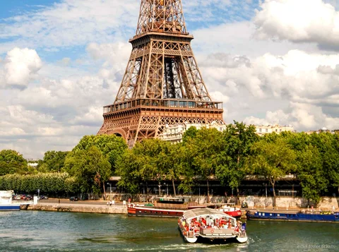 Entradas Torre Eiffel con crucero por el Sena: la torre vista desde el río