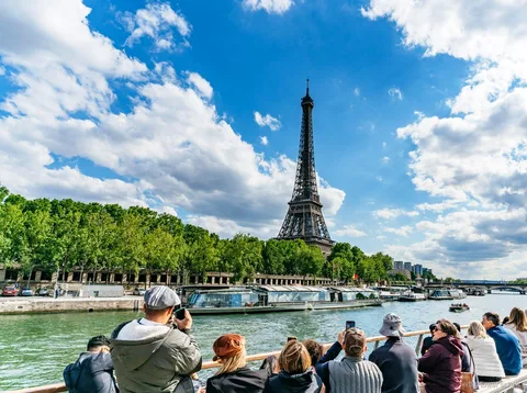 Vaixell del creuer pel Sena passant per davant de la Torre Eiffel