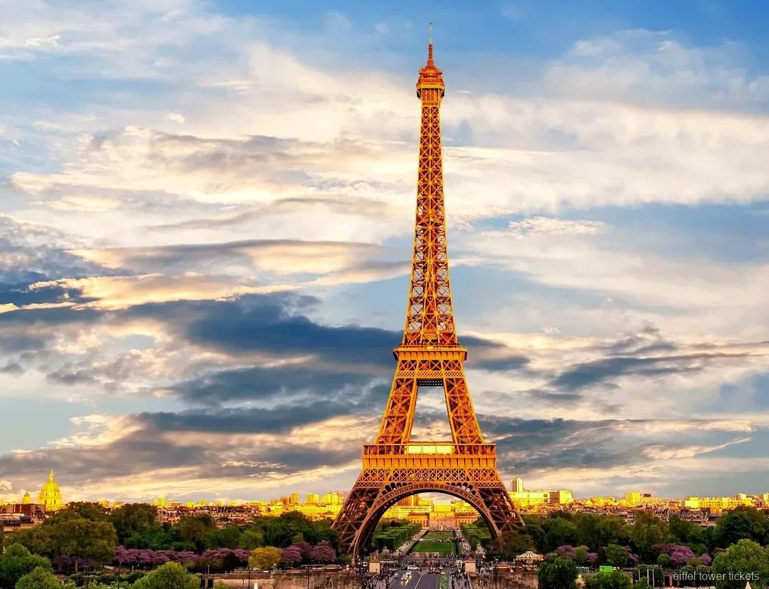 Entrades d'ascensor de la Torre Eiffel: visitants pujant al segon pis