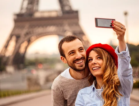 Entrades de la Torre Eiffel amb audioguia: visitant escoltant a la torre