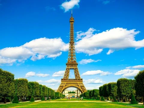 Entrades de visita guiada a la Torre Eiffel: guia i grup al costat de la torre