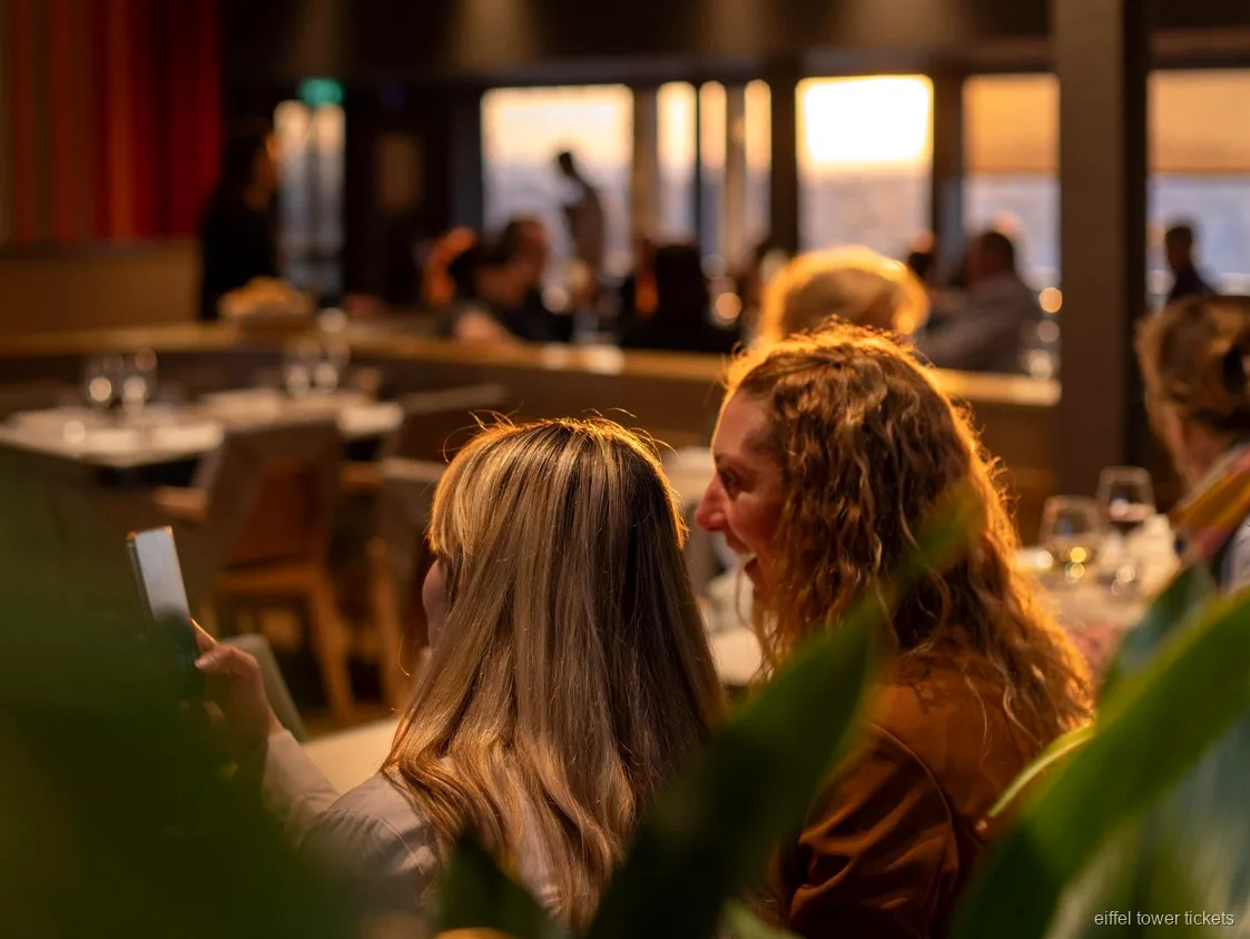 Eyfel Kulesi 1. katındaki Madame Brasserie'de servis edilen yemek
