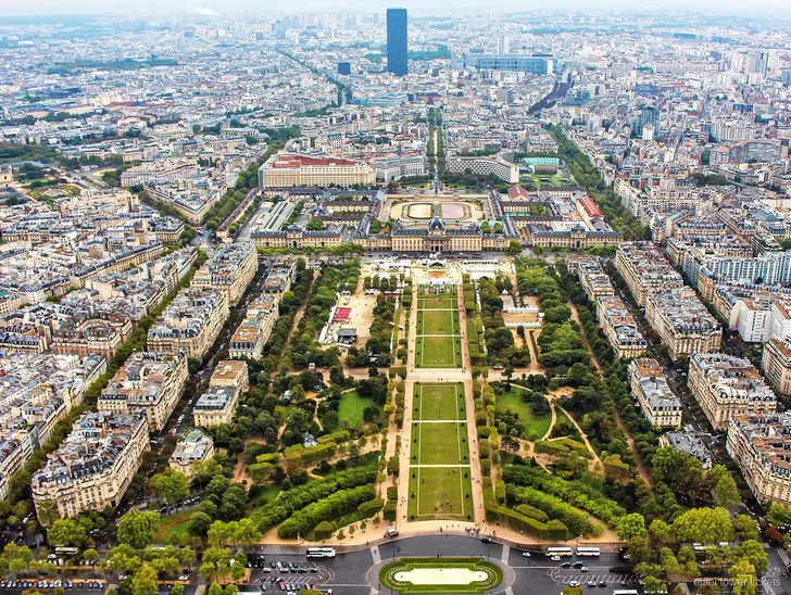 Rehberli tırmanış sırasında Eyfel Kulesi merdivenlerinden Paris manzarası