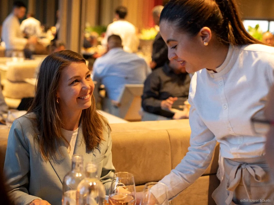 Experiência de jantar na Torre Eiffel na zona Coeur Brasserie