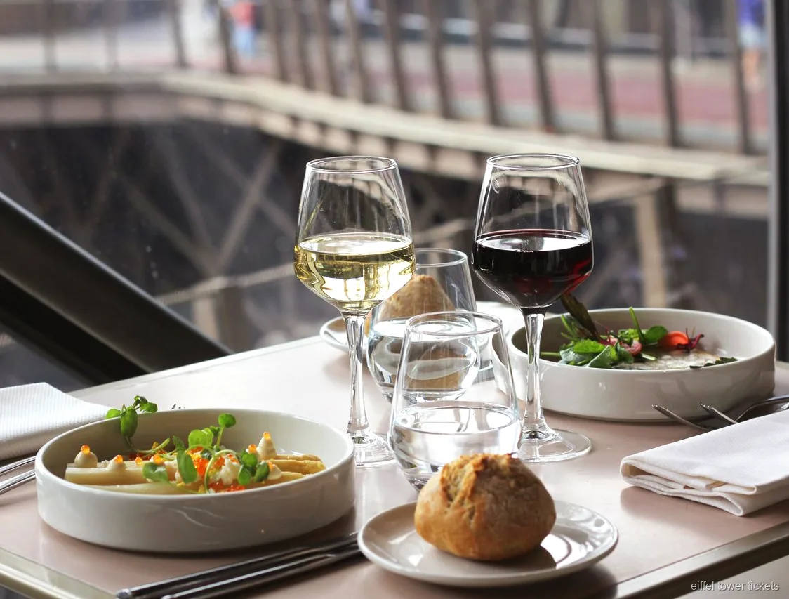 Paryż o zmierzchu widziany ze strefy restauracyjnej wieży Eiffla